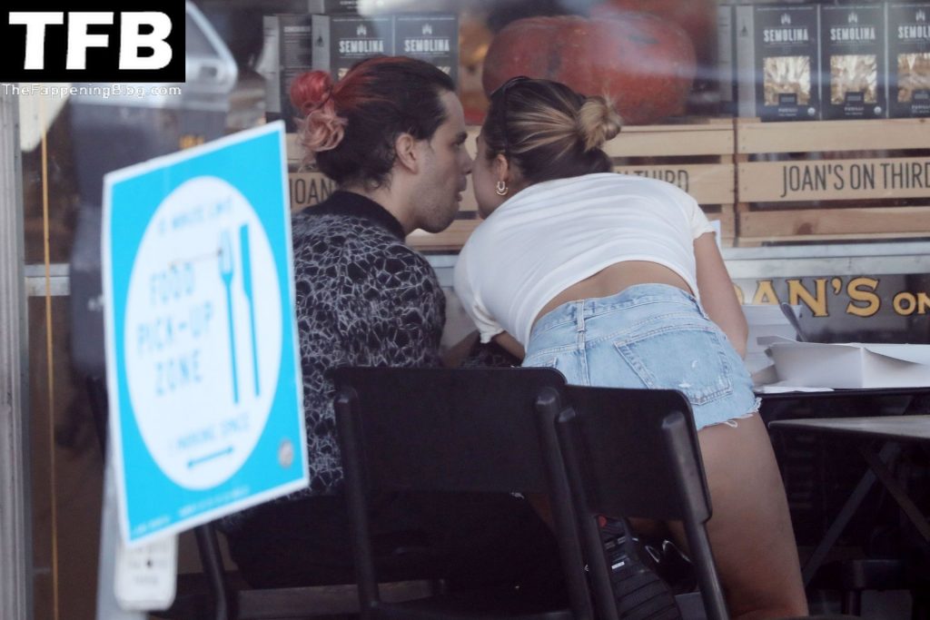Addison Rae &amp; Omer Fedi Share the PDA During Lunch (81 Photos)