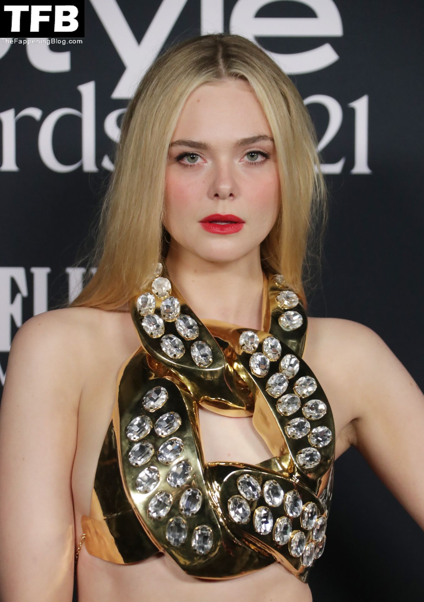 Elle-Fanning-Sexy-Braless-The-Fappening-Blog-104.jpg