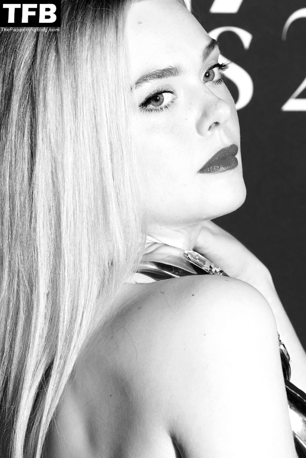 Elle-Fanning-Sexy-Braless-The-Fappening-Blog-36.jpg
