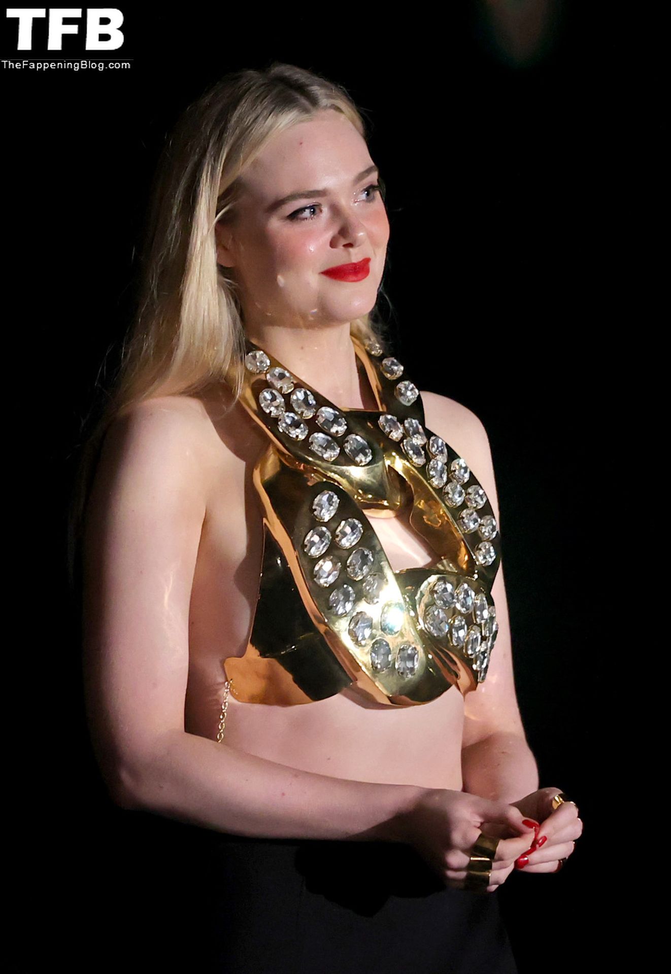 Elle-Fanning-Sexy-Braless-The-Fappening-Blog-45.jpg
