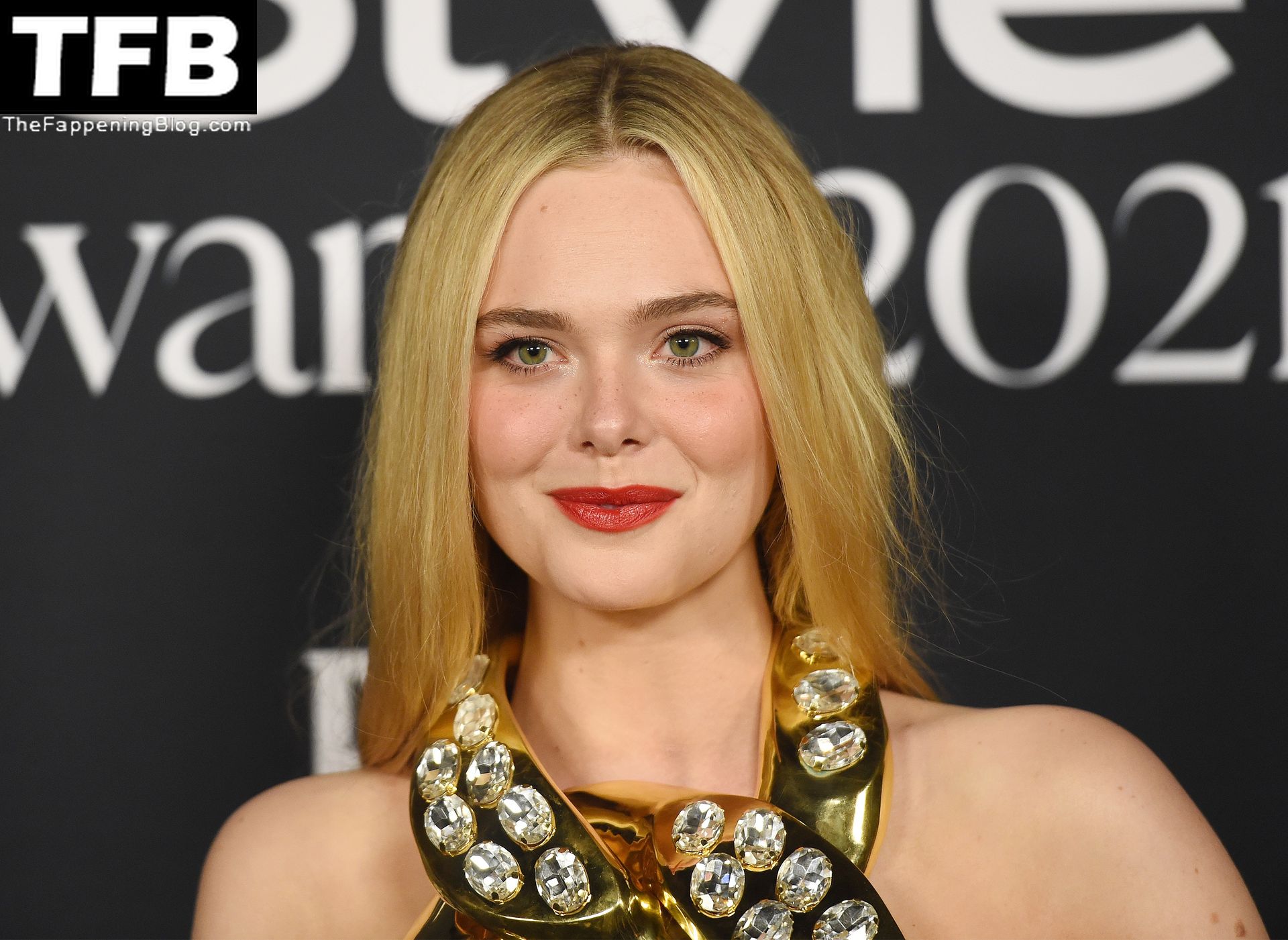 Elle-Fanning-Sexy-Braless-The-Fappening-Blog-73.jpg