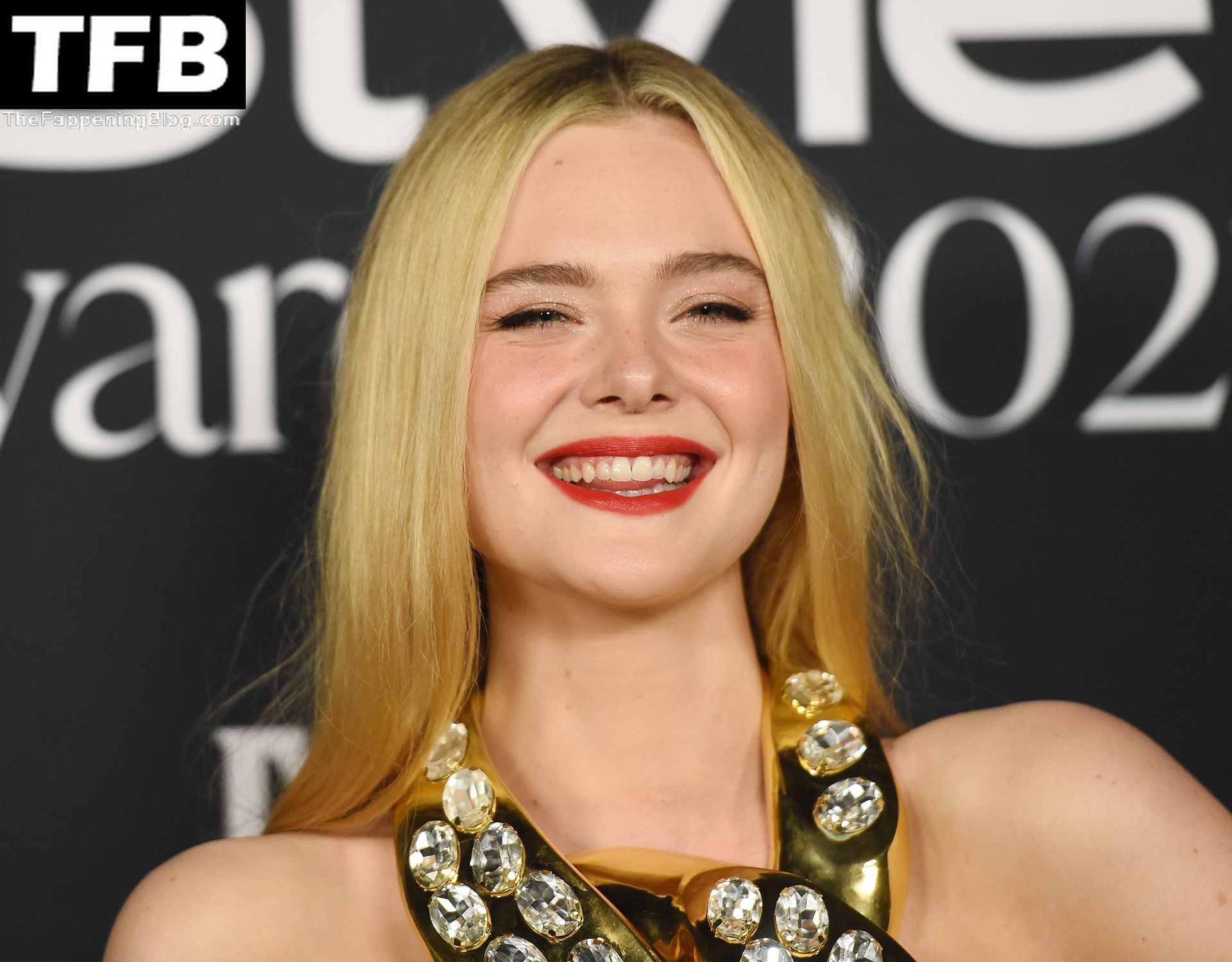 Elle-Fanning-Sexy-Braless-The-Fappening-Blog-74.jpg