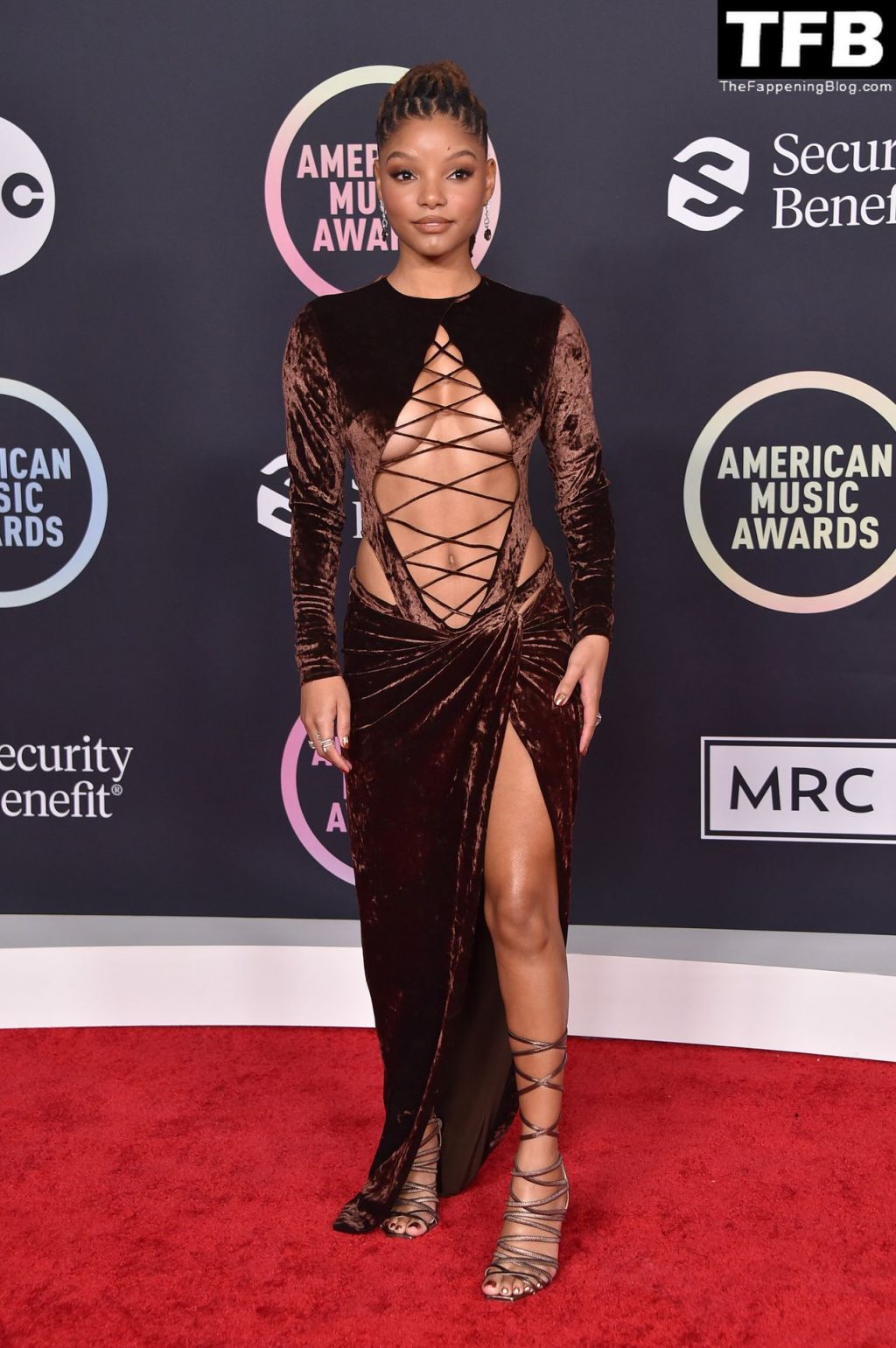 Halle Bailey Shows Off Her Sexy Tits at the American Music Awards (14 Photos)