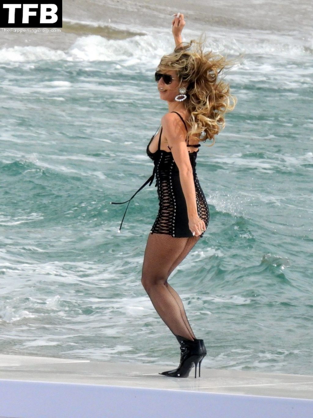 Heidi Klum Poses on the Beach (25 Photos)