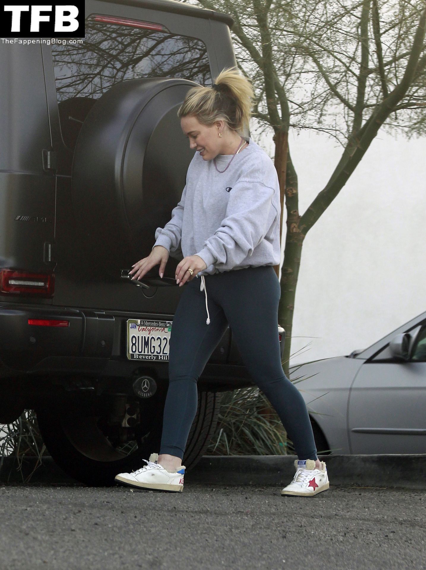 Hilary-Duff-shows-off-impressive-gym-results-in-a-pair-of-skintight-leggings-during-LA-errand-run...-one-day-after-hosting-quaint-Thanksgiving-gathering-at-her-home-The-Fappening-Blog-11.jpg