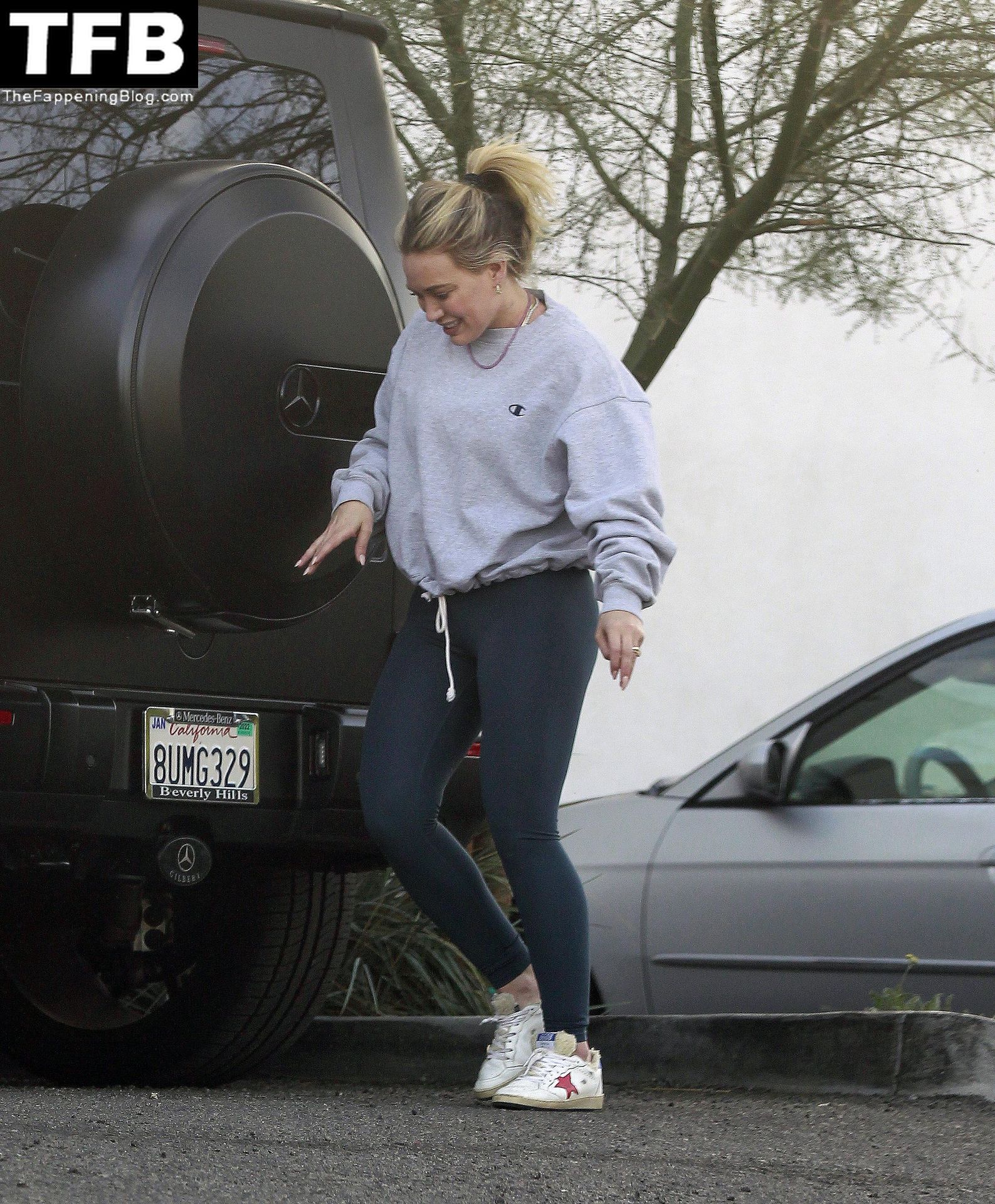Hilary-Duff-shows-off-impressive-gym-results-in-a-pair-of-skintight-leggings-during-LA-errand-run...-one-day-after-hosting-quaint-Thanksgiving-gathering-at-her-home-The-Fappening-Blog-12.jpg