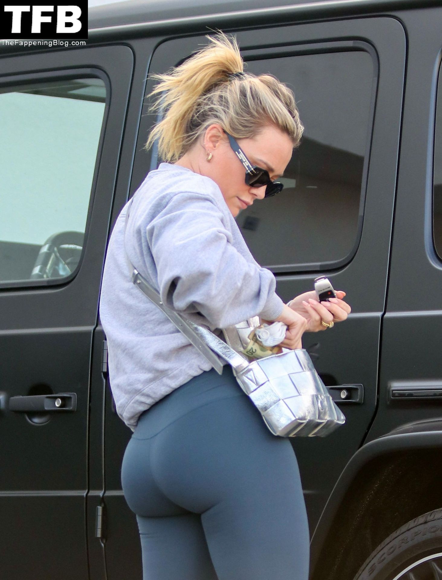 Hilary-Duff-shows-off-impressive-gym-results-in-a-pair-of-skintight-leggings-during-LA-errand-run...-one-day-after-hosting-quaint-Thanksgiving-gathering-at-her-home-The-Fappening-Blog-13.jpg