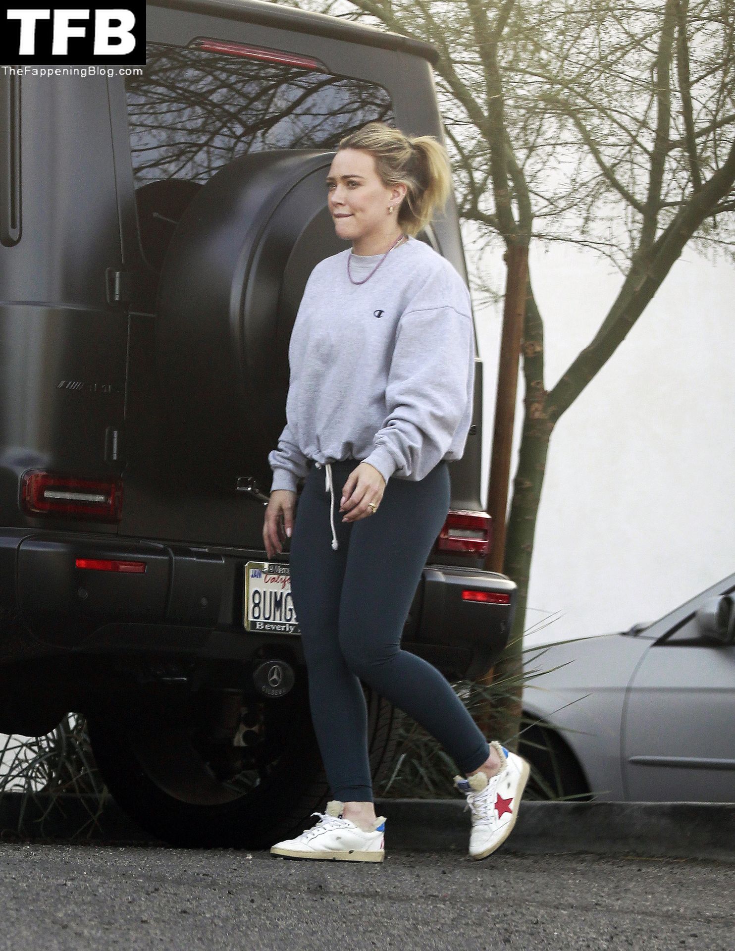 Hilary-Duff-shows-off-impressive-gym-results-in-a-pair-of-skintight-leggings-during-LA-errand-run...-one-day-after-hosting-quaint-Thanksgiving-gathering-at-her-home-The-Fappening-Blog-3.jpg