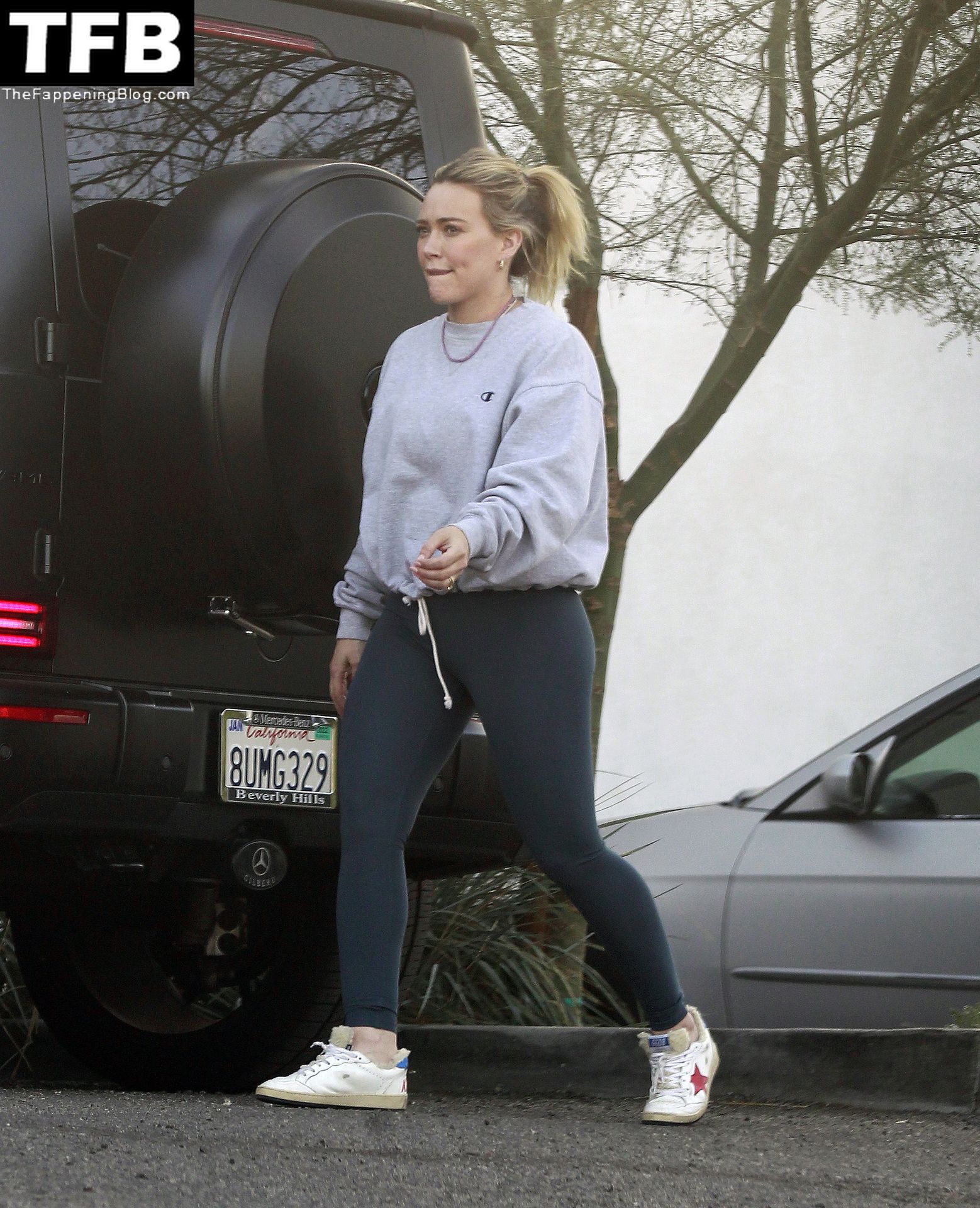 Hilary-Duff-shows-off-impressive-gym-results-in-a-pair-of-skintight-leggings-during-LA-errand-run...-one-day-after-hosting-quaint-Thanksgiving-gathering-at-her-home-The-Fappening-Blog-4.jpg