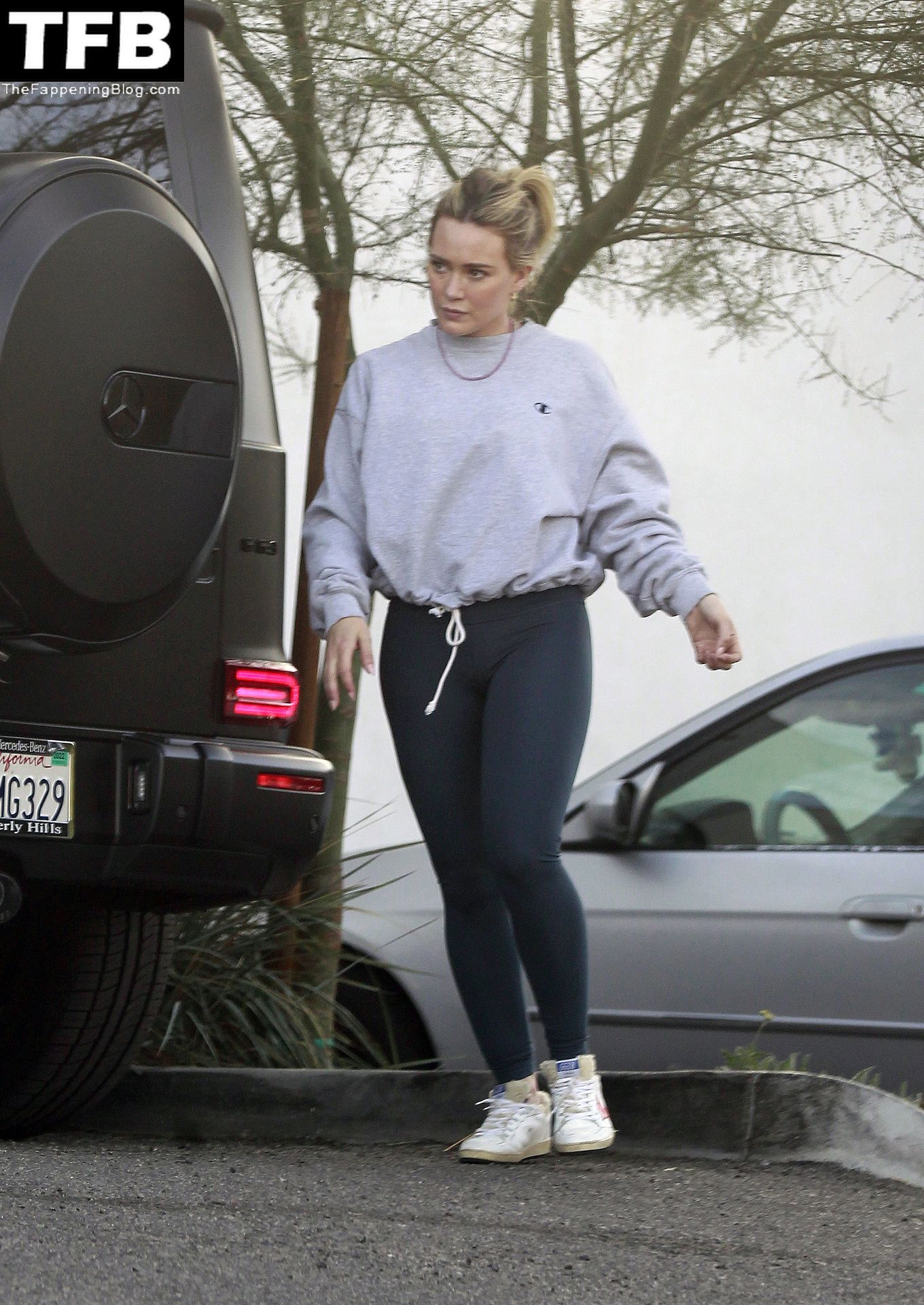 Hilary-Duff-shows-off-impressive-gym-results-in-a-pair-of-skintight-leggings-during-LA-errand-run...-one-day-after-hosting-quaint-Thanksgiving-gathering-at-her-home-The-Fappening-Blog-6.jpg
