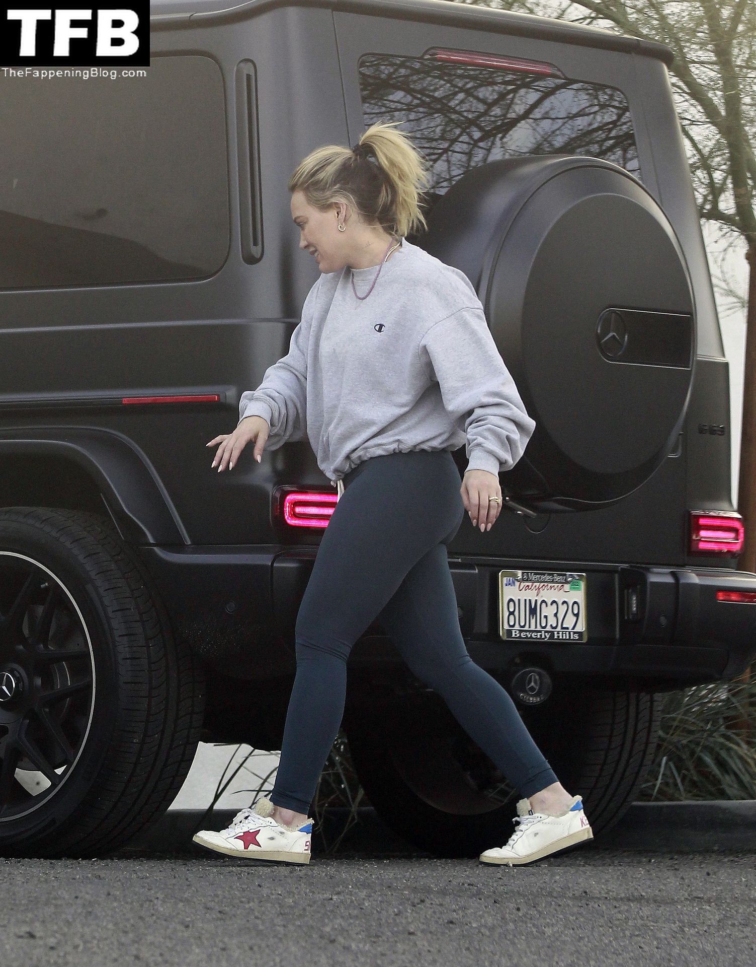 Hilary-Duff-shows-off-impressive-gym-results-in-a-pair-of-skintight-leggings-during-LA-errand-run...-one-day-after-hosting-quaint-Thanksgiving-gathering-at-her-home-The-Fappening-Blog-8.jpg