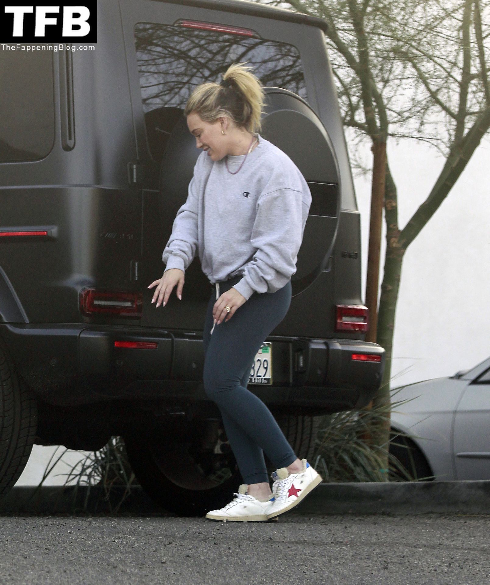 Hilary-Duff-shows-off-impressive-gym-results-in-a-pair-of-skintight-leggings-during-LA-errand-run...-one-day-after-hosting-quaint-Thanksgiving-gathering-at-her-home-The-Fappening-Blog-9.jpg