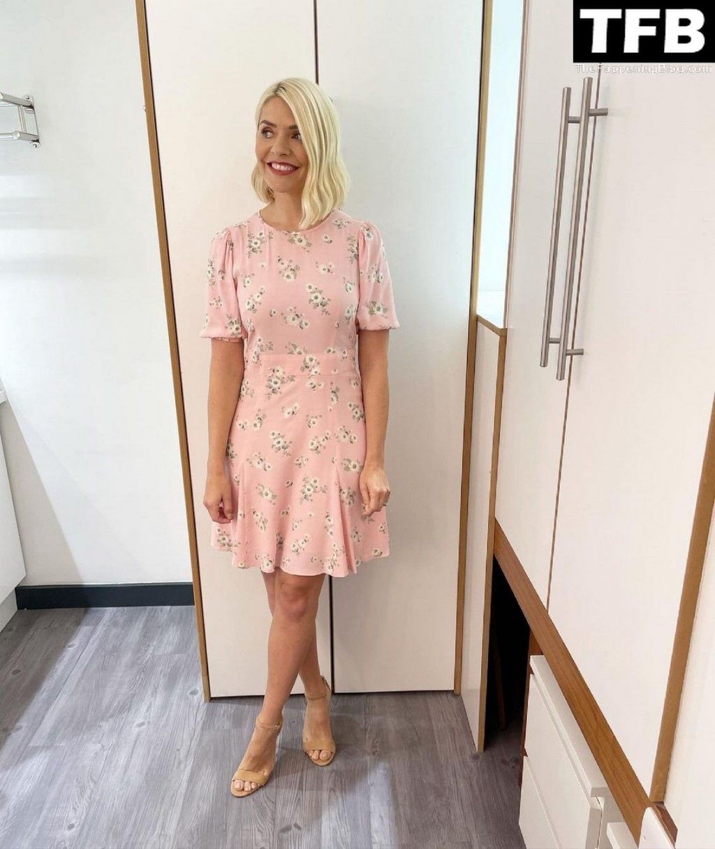 Holly Willoughby Sexy Collection (61 Photos)