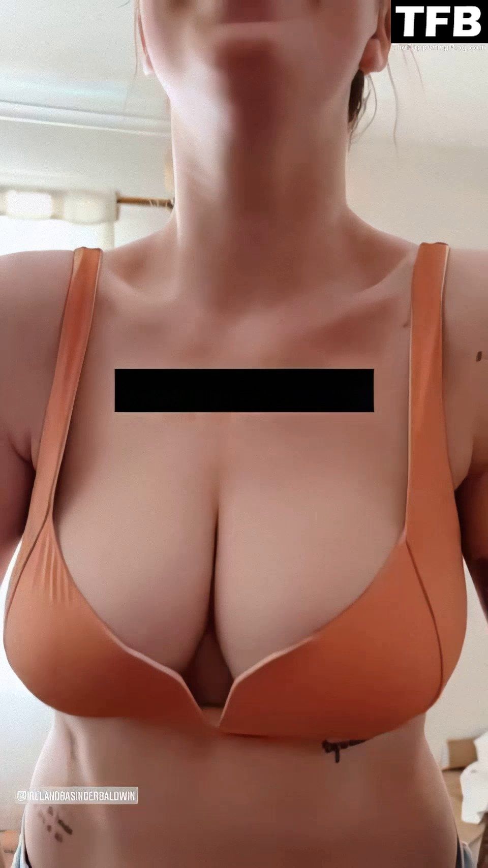 Ireland Baldwin Shows Her Sexy Tits (6 Photos + Video)