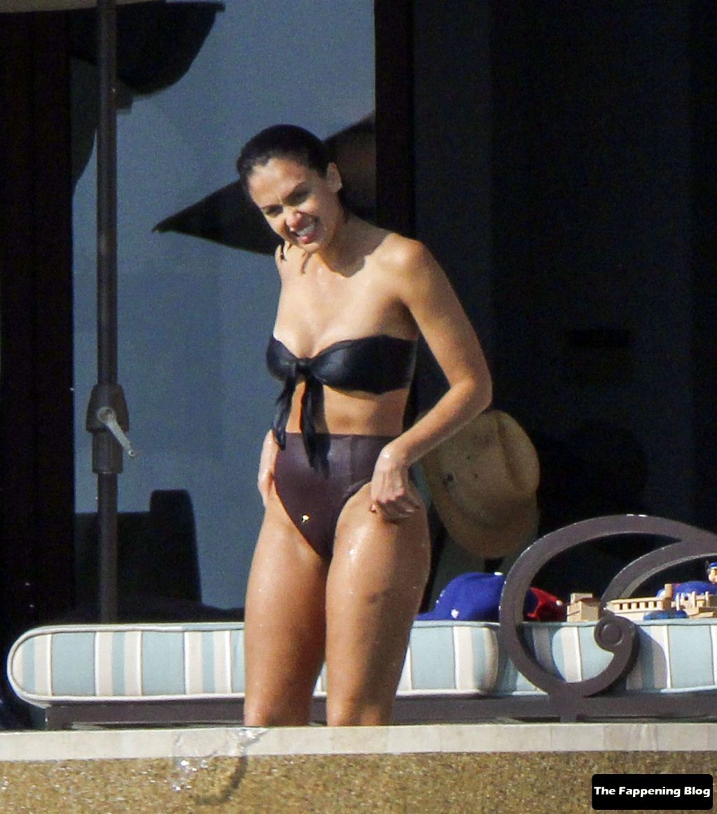 Jessica Alba Shows Off Her SuperFit Physique in Los Cabos (37 Photos)