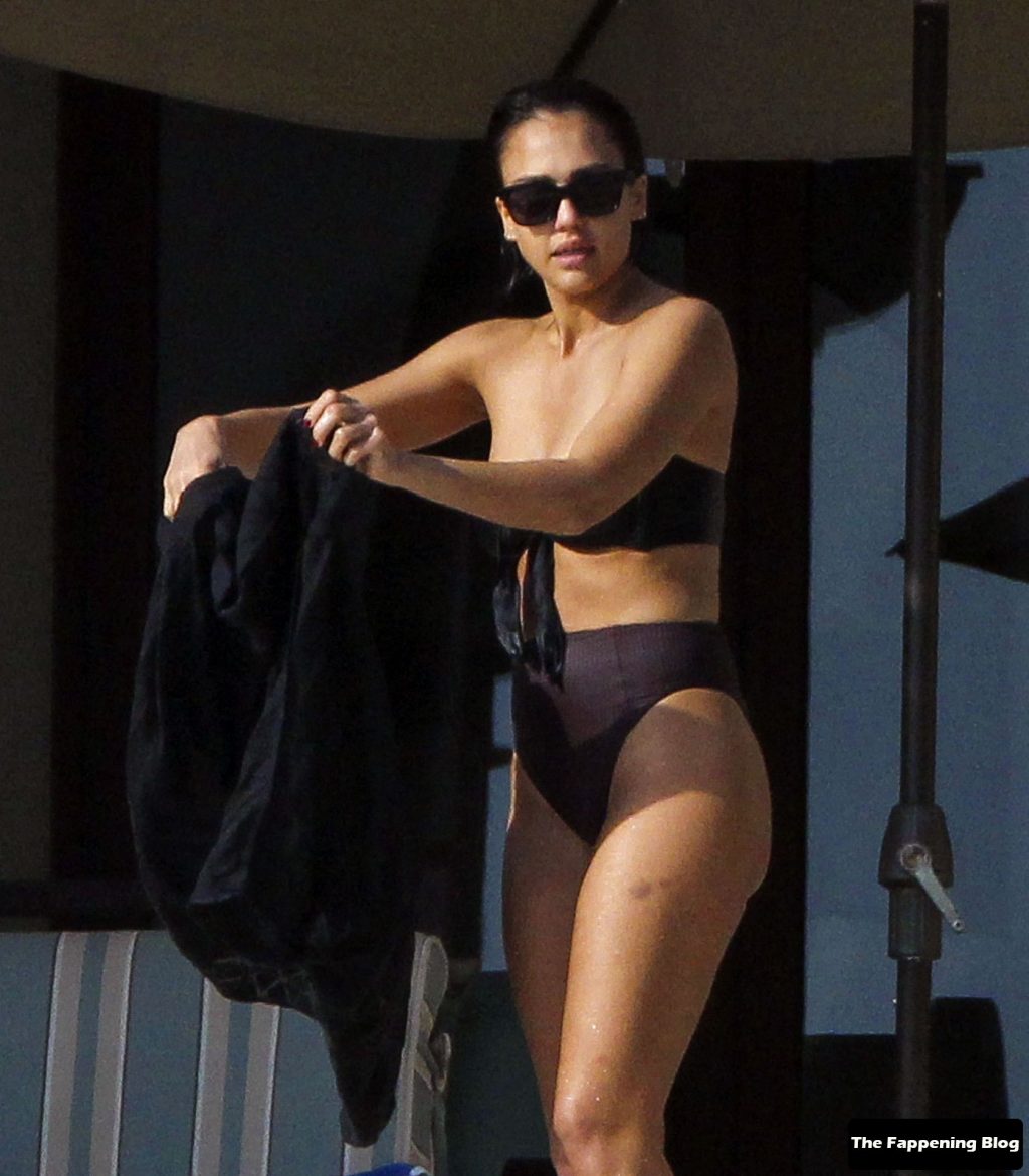 Jessica Alba Shows Off Her SuperFit Physique in Los Cabos (37 Photos)