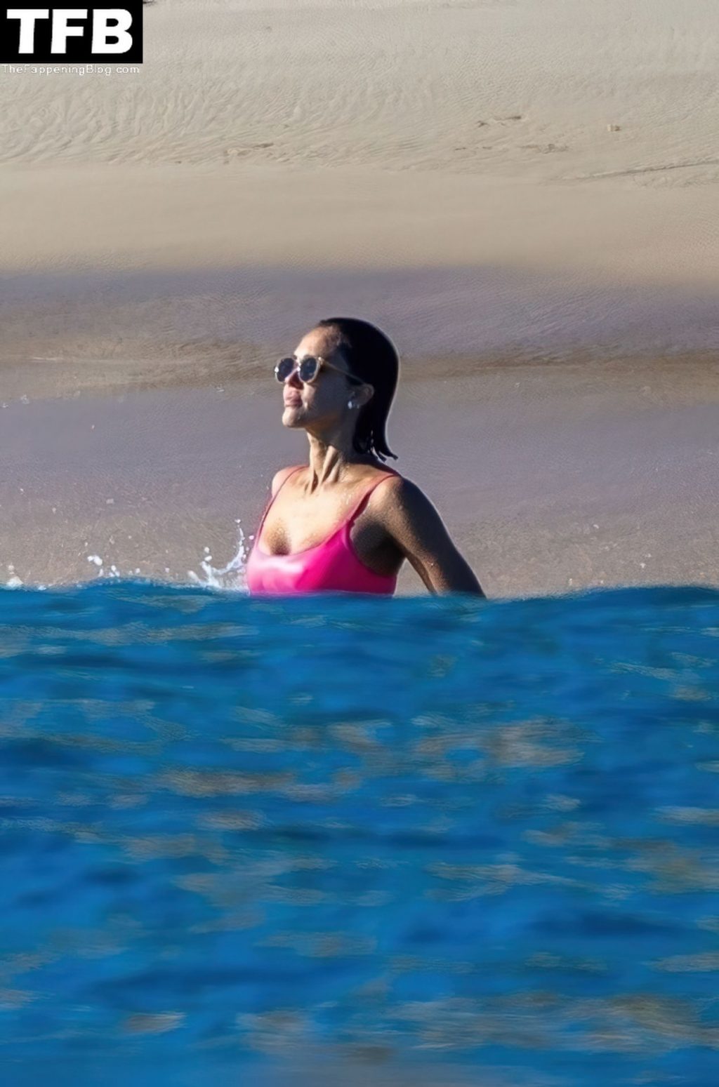 Jessica Alba Enjoys a Luxurious Vacation in Cabo San Lucas (26 Photos)