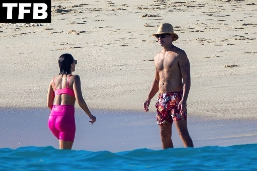Jessica Alba Enjoys a Luxurious Vacation in Cabo San Lucas (26 Photos)