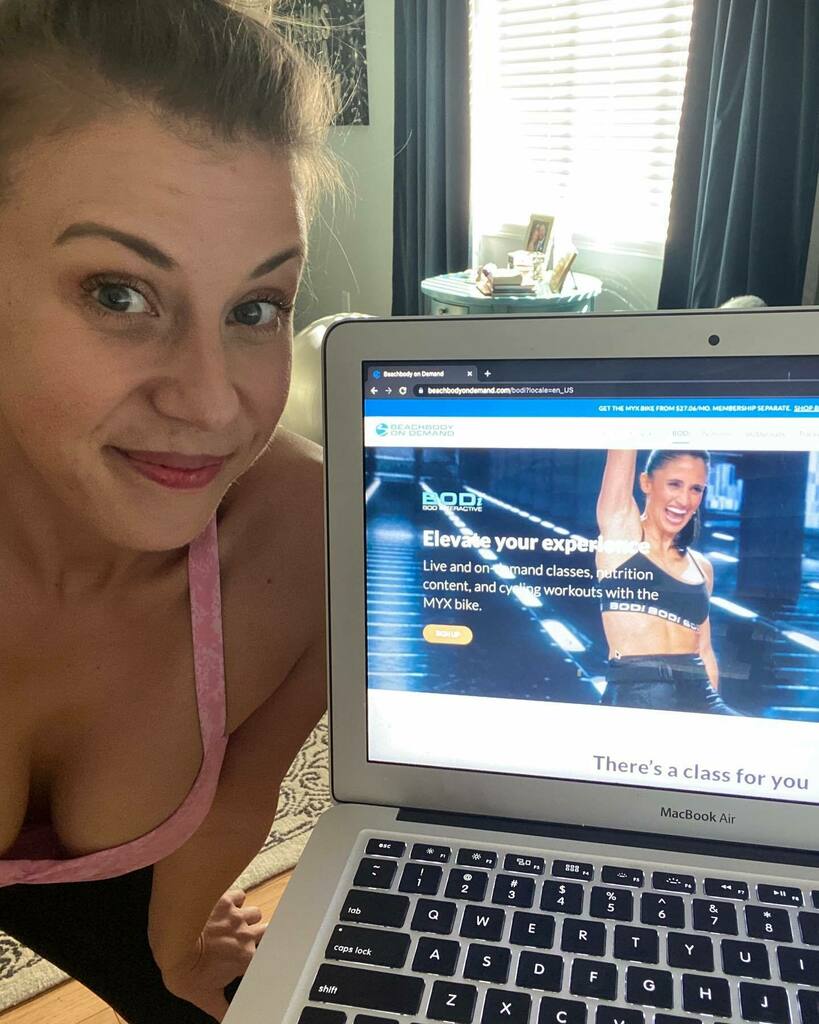 Jodie Sweetin Shows Off Her Sexy Tits (1 Photo)