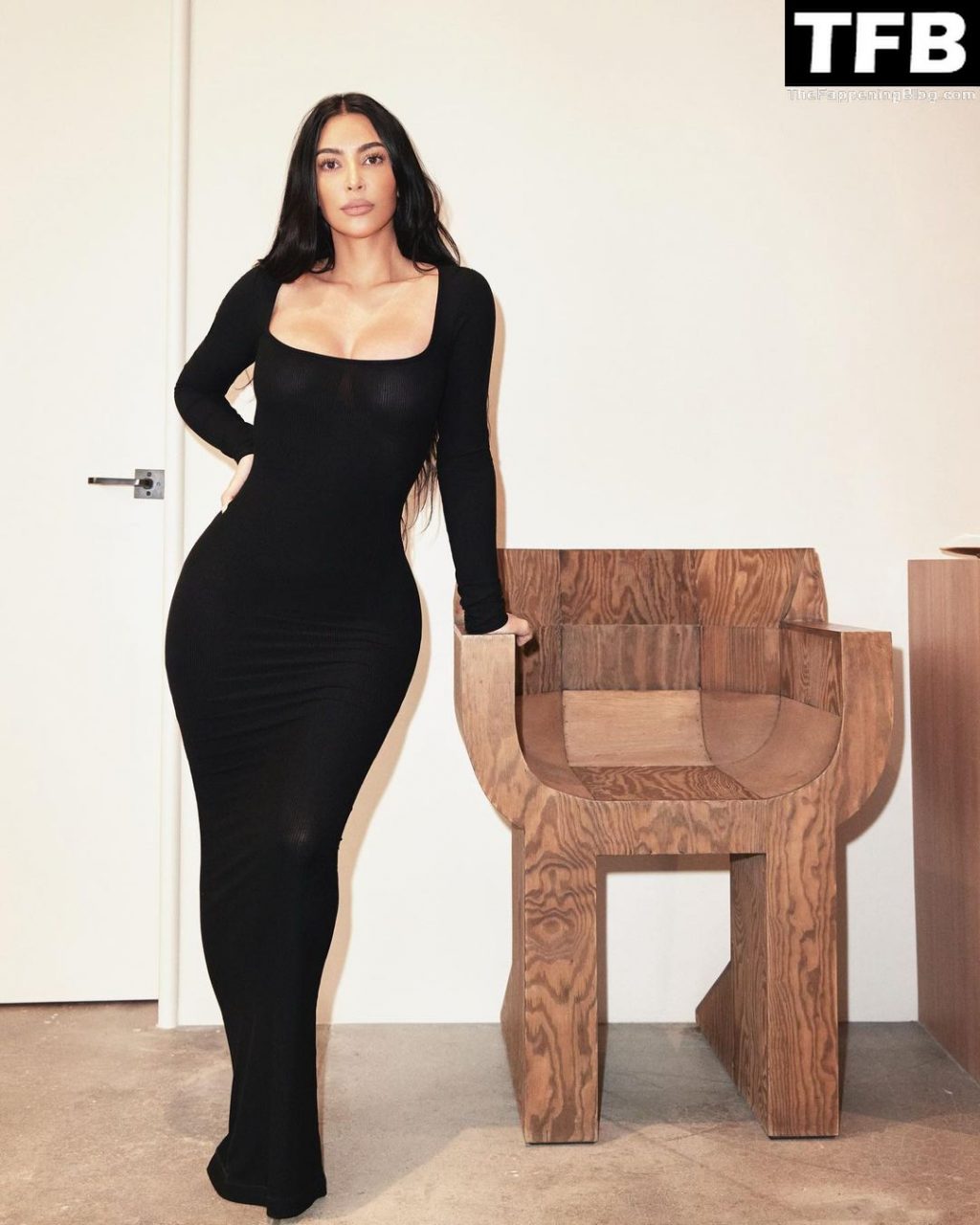 Kim Kardashian Looks Hot in a Black Dress (4 Photos + Video)