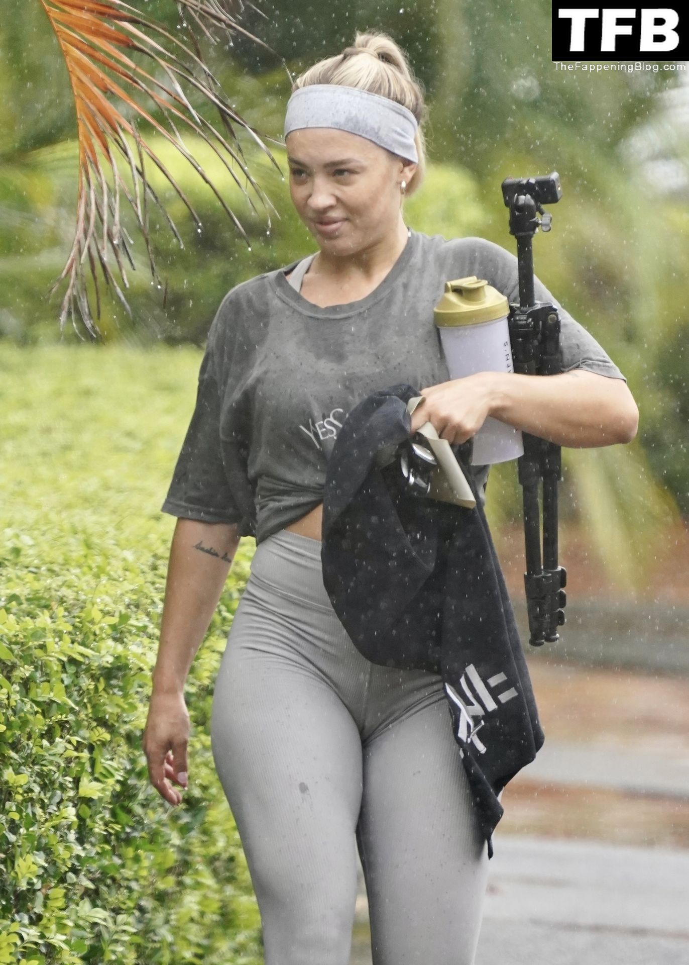 Newly-engaged-Tammy-Hembrow-leaves-the-gym-without-her-engagement-ring-on-during-a-rainy-day-in-Brisbane-The-Fappening-Blog-1.jpg