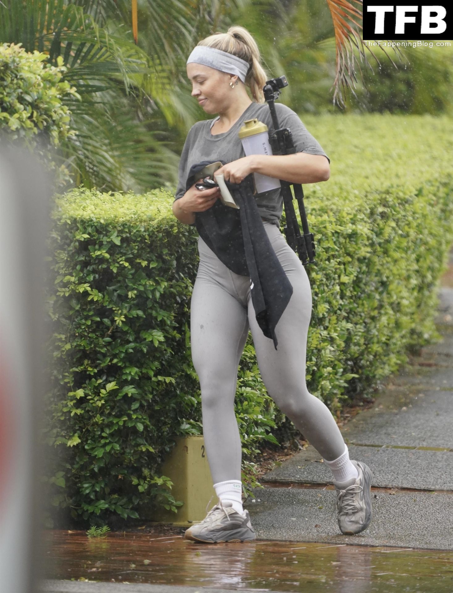 Newly-engaged-Tammy-Hembrow-leaves-the-gym-without-her-engagement-ring-on-during-a-rainy-day-in-Brisbane-The-Fappening-Blog-13.jpg