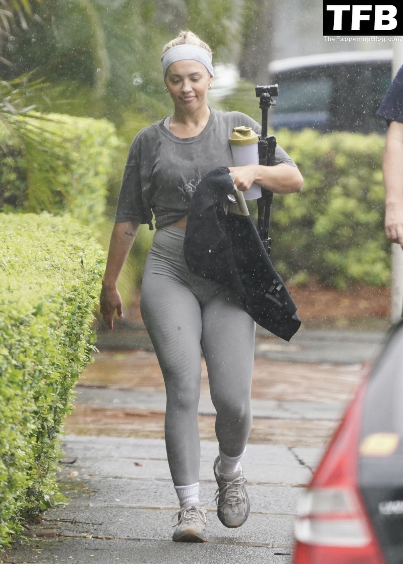 Newly-engaged-Tammy-Hembrow-leaves-the-gym-without-her-engagement-ring-on-during-a-rainy-day-in-Brisbane-The-Fappening-Blog-3.jpg
