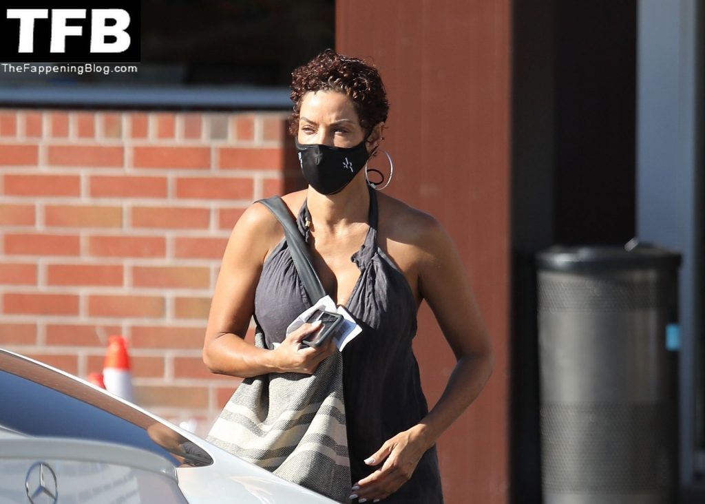Nicole Murphy Takes Her Dog to the Pet Store For a Few Essentials (36 Photos)
