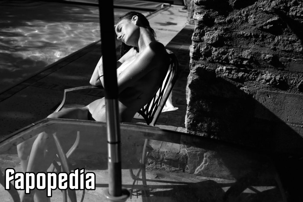 Niia Bertino Nude &amp; Sexy Collection (19 Photos + Video)