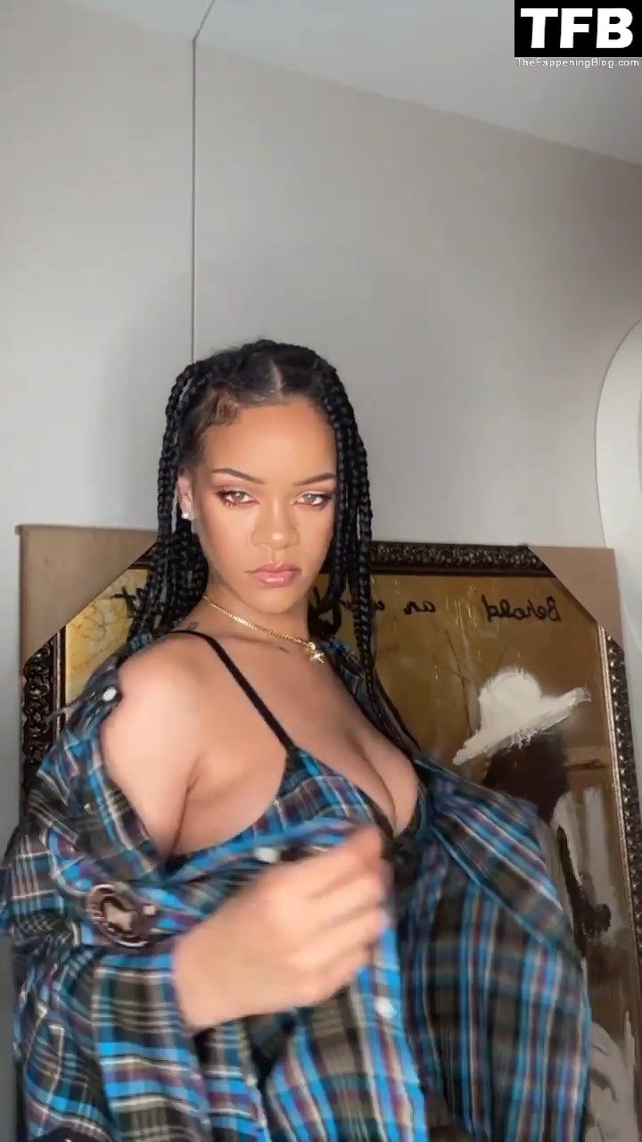 Rihanna Nude Sexy Tits Butt 10