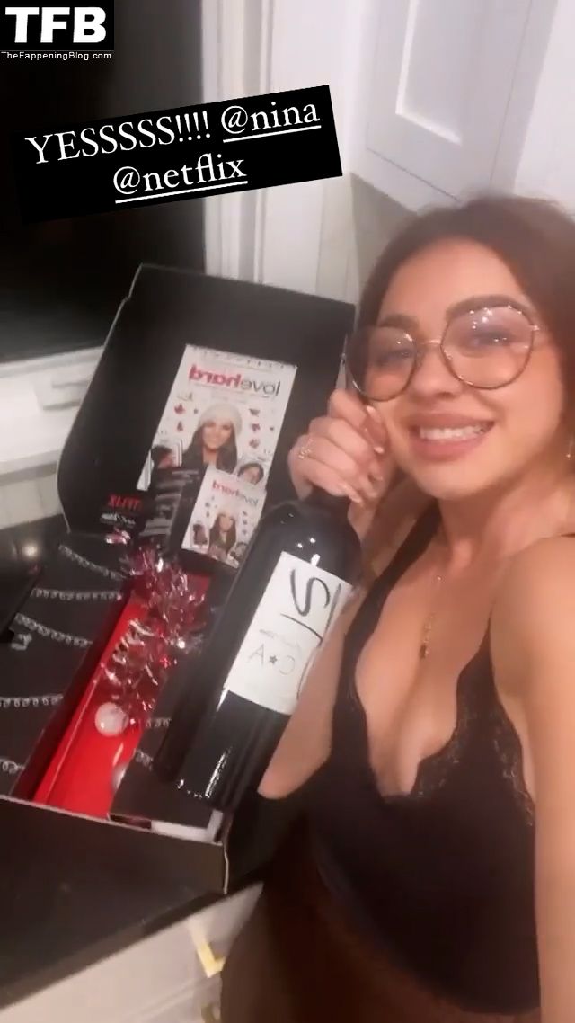 Sarah Hyland Flashes Her Nude Tits (7 Pics + Video)