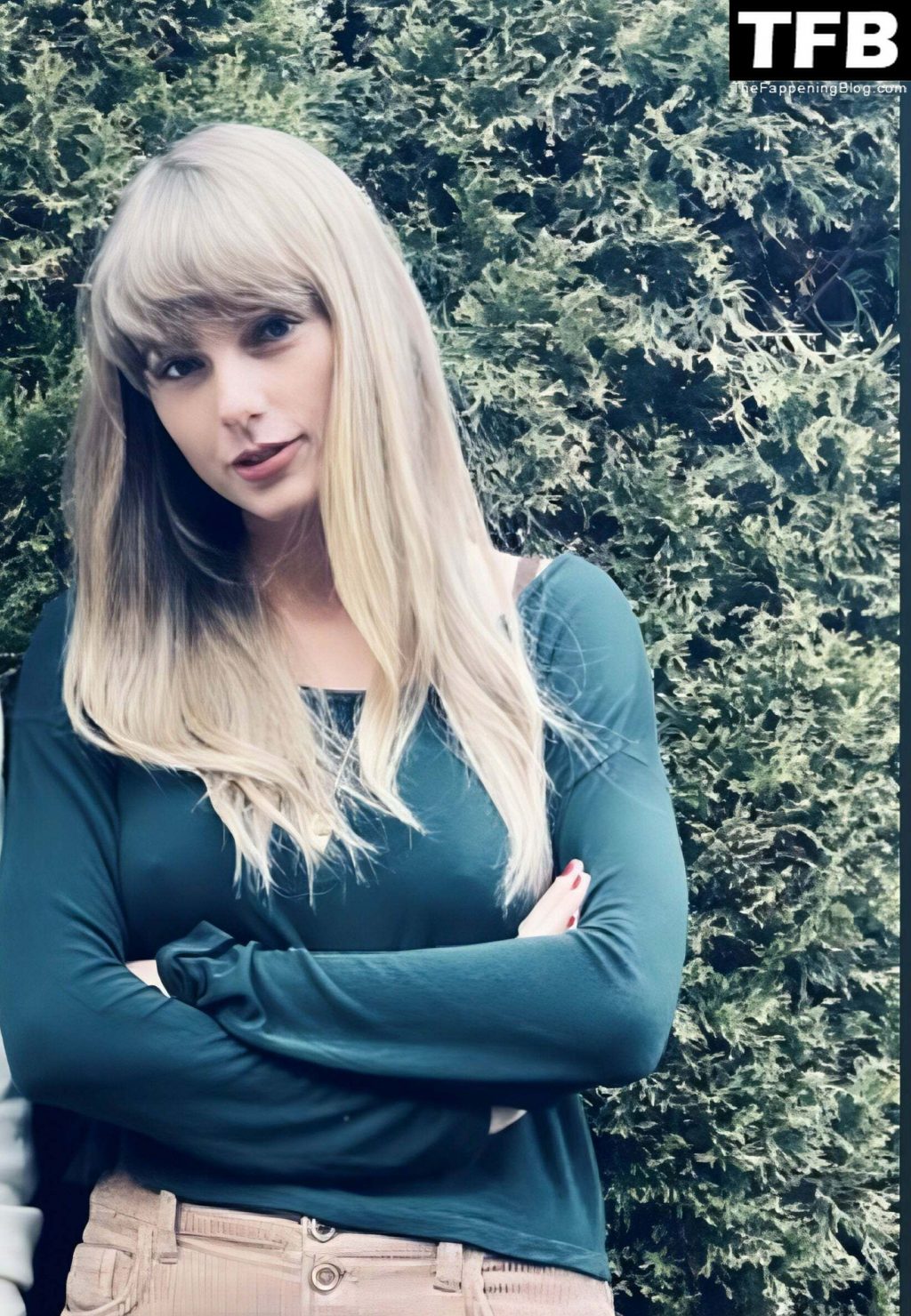 Taylor Swift Shows Off Her Sexy Tits (2 Photos)