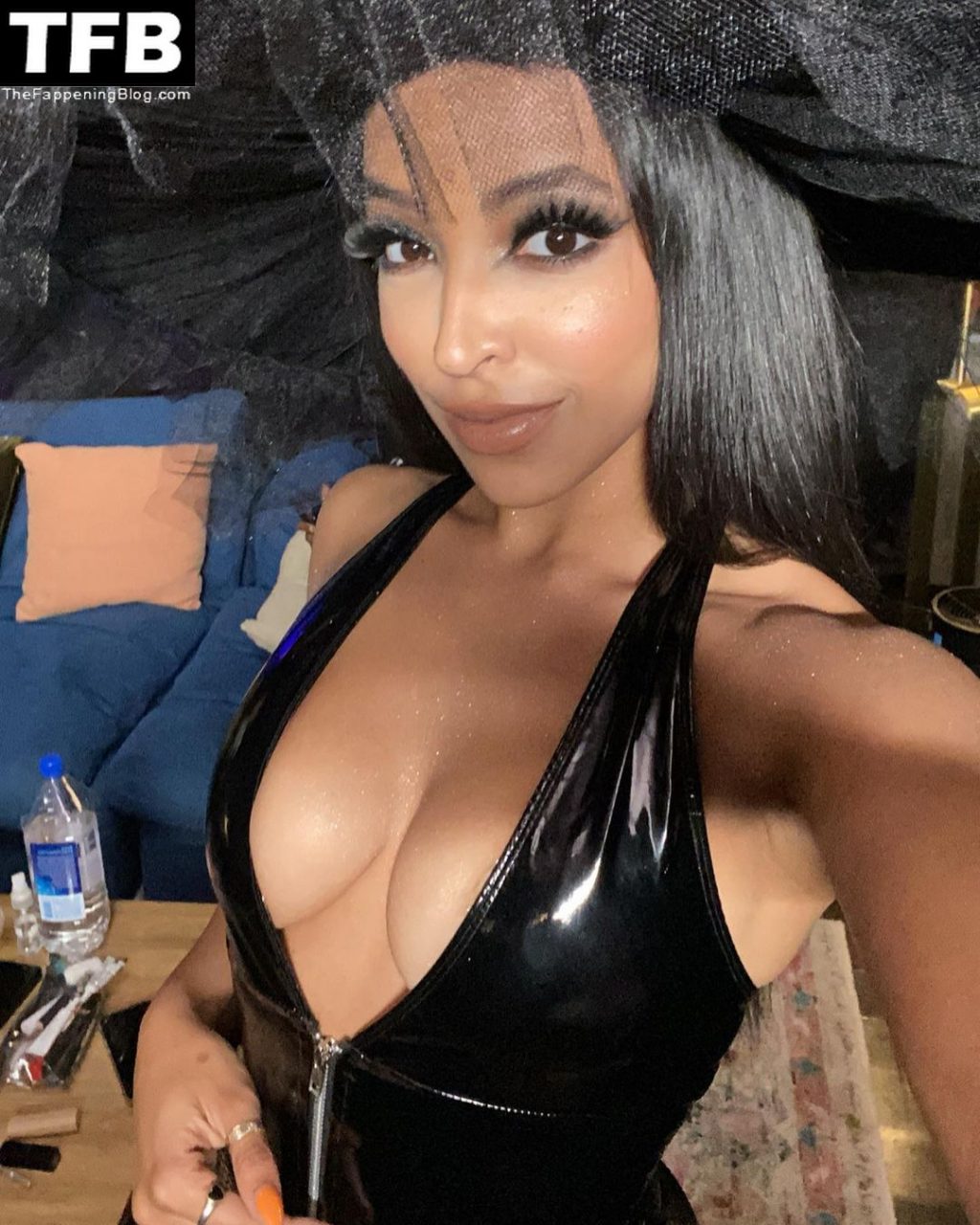 Tinashe Shows Her Sexy Tits (4 Photos)