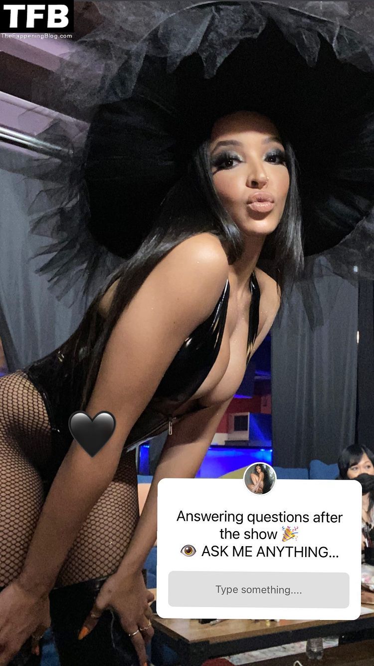 Tinashe Shows Her Sexy Tits (4 Photos)