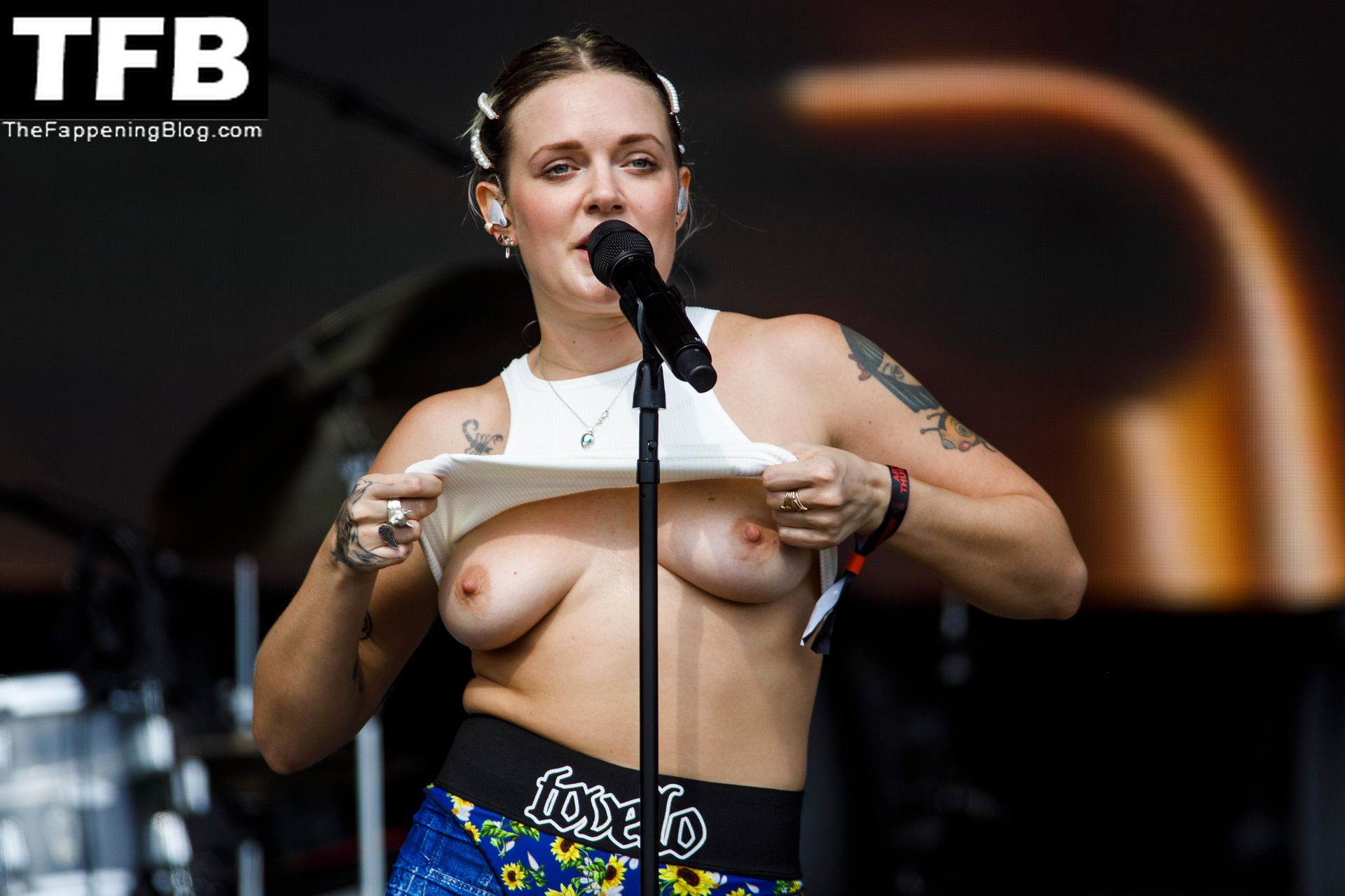 Tove Lo Shows Her Nude Titties on Stage (2 Photos + Video) #