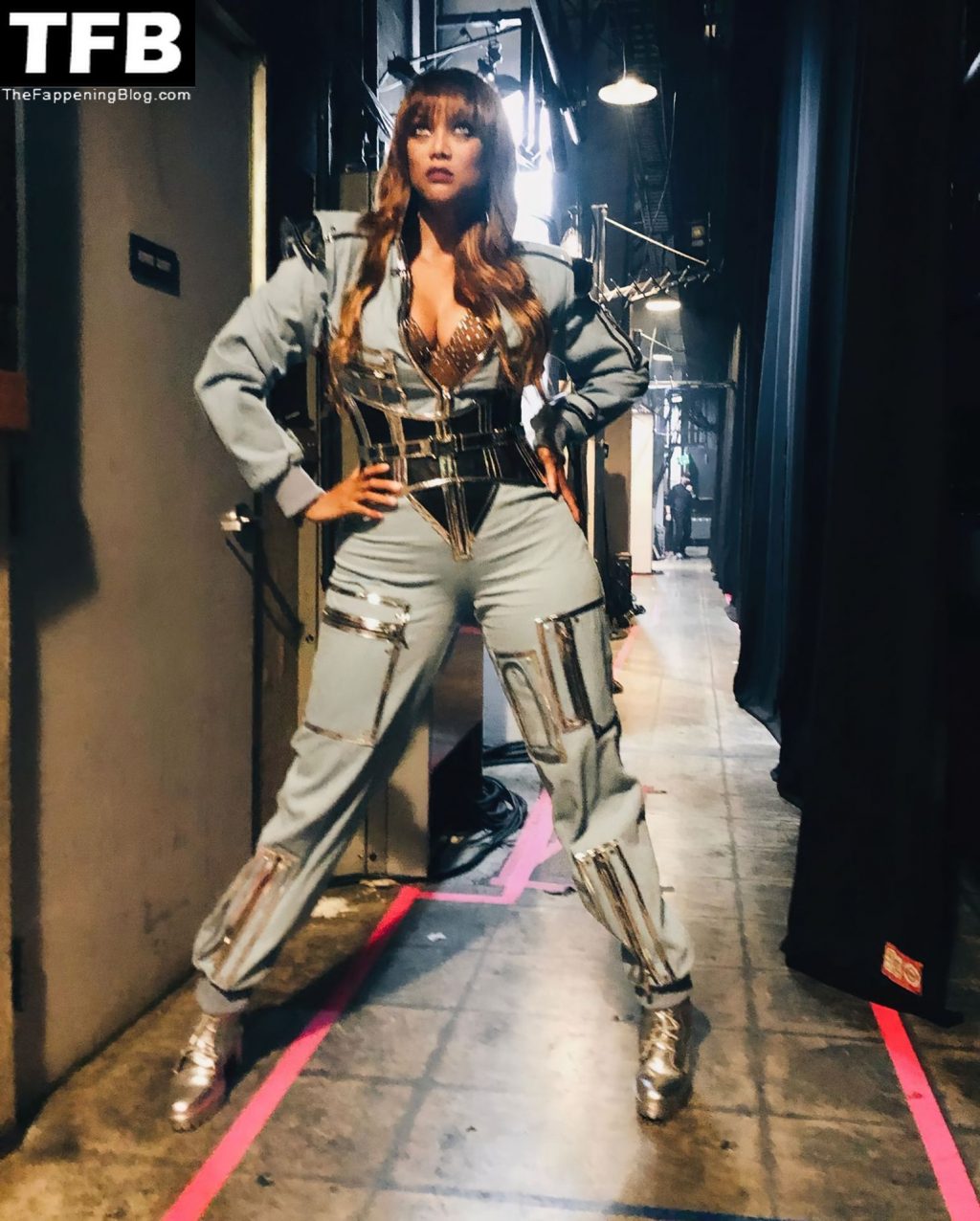 Tyra Banks Shows Her Sexy Tits on DWTS (6 Photos)