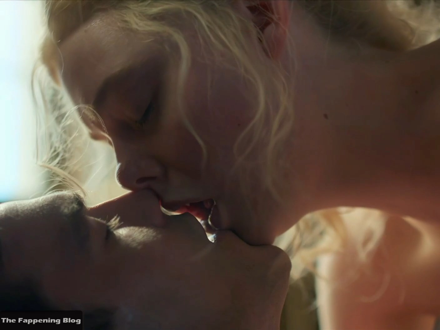 elle_fanning_nude_topless_the_great-thefappeningblog.com_.mp4_snapshot_01.21.409.jpg