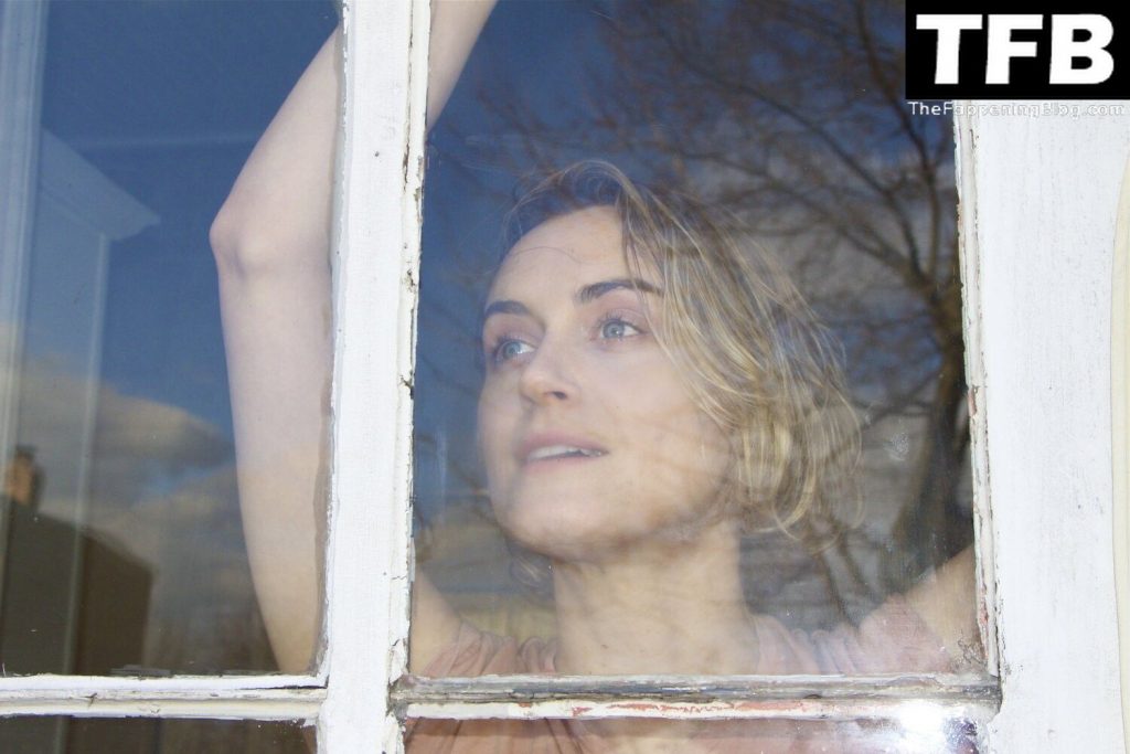 Taylor Schilling Nude &amp; Sexy Collection (20 Photos)