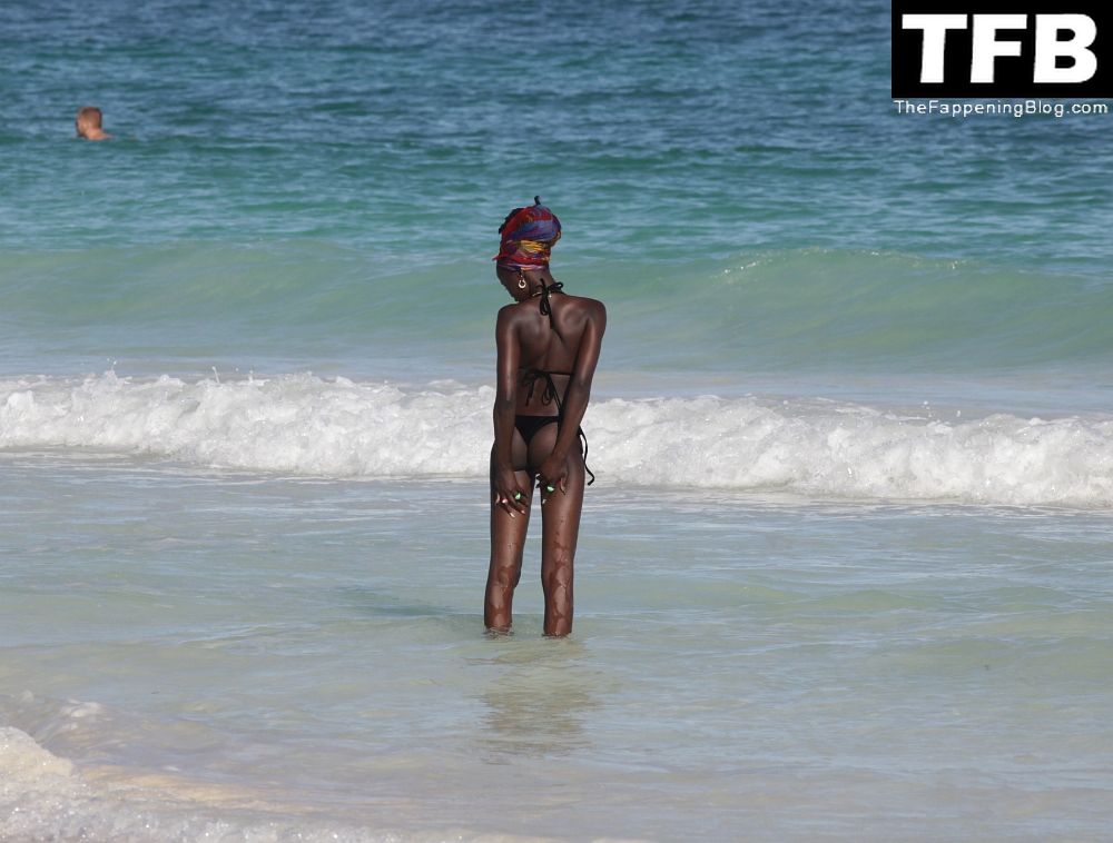 Sexy Skinny Adut Akech Bior Spent Her Christmas Day Birthday Soaking Up The Sun In Mexico