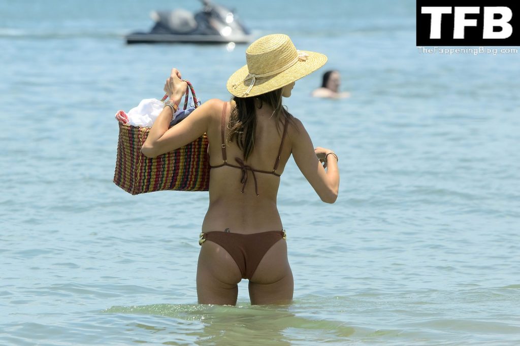 Alessandra Ambrosio Shows Off Her Model Figure in a Bikini on a Yacht in Florianopolis (21 Photos)