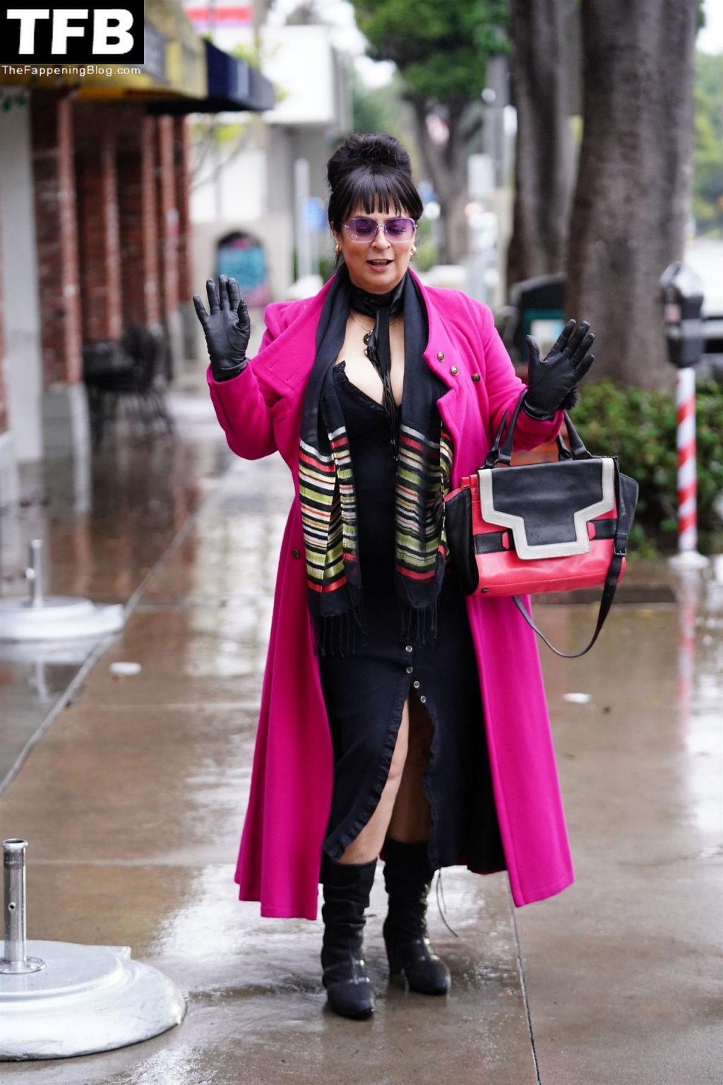 Busty Alice Amter Gets Caught in the Rain in Larchmont Village in Los Angeles (69 Photos)