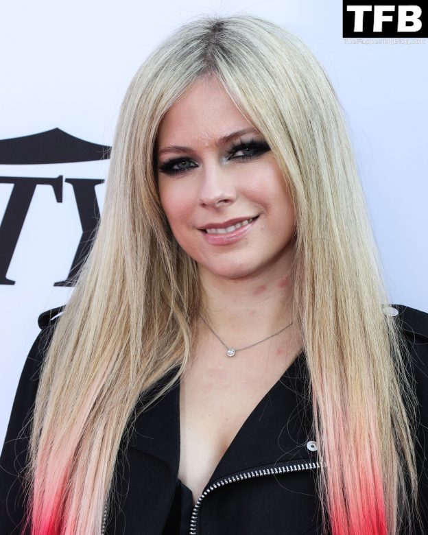 Avril Lavigne Flaunts Her Sexy Boobs At Varietys Music Hitmakers Brunch In La