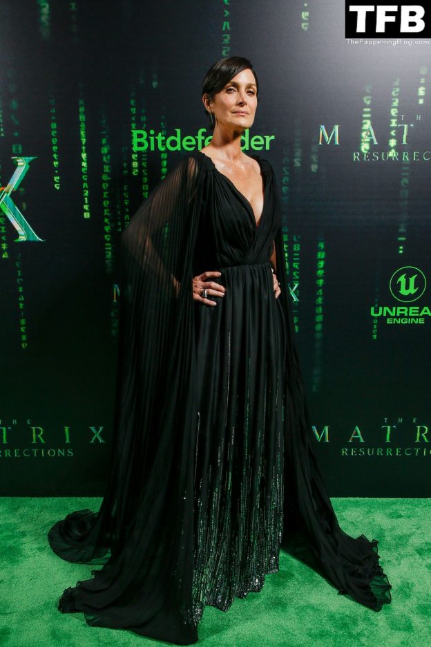 Carrie Anne Moss Displays Her Sexy Boobs At The Premiere Of “the Matrix Resurrections” In San 4889