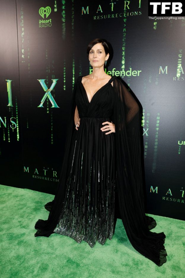 Carrie Anne Moss Displays Her Sexy Boobs At The Premiere Of “the Matrix Resurrections” In San 6058