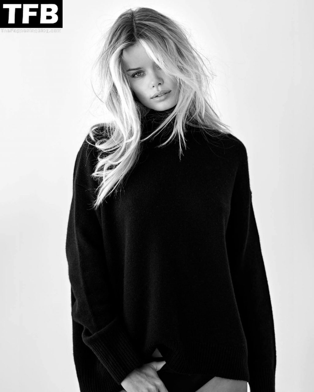 Frida Aasen Shows Her Gorgeous Figure in a New Shoot (20 Photos)