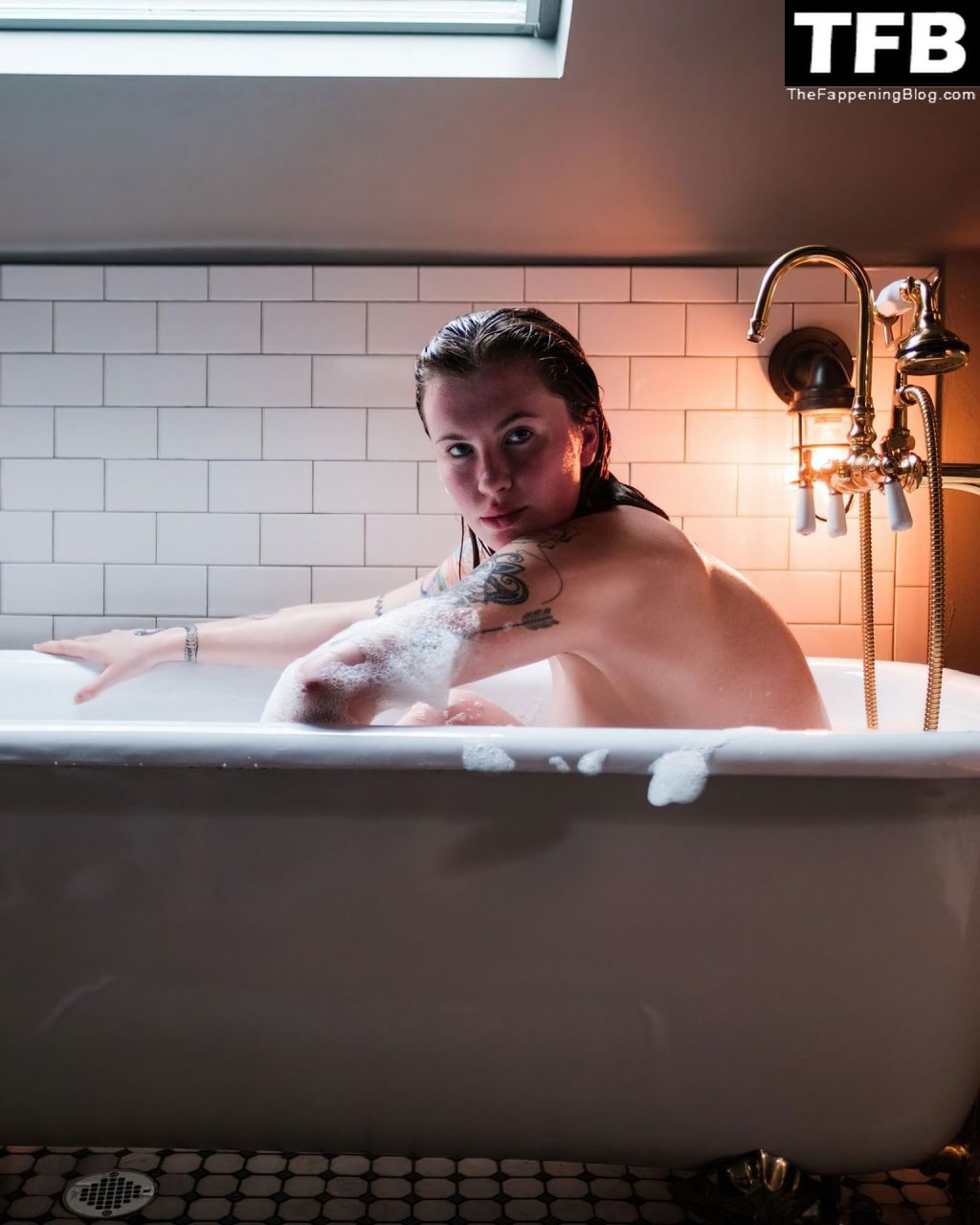Ireland Baldwin Poses Naked in the Bathtub (9 Photos)