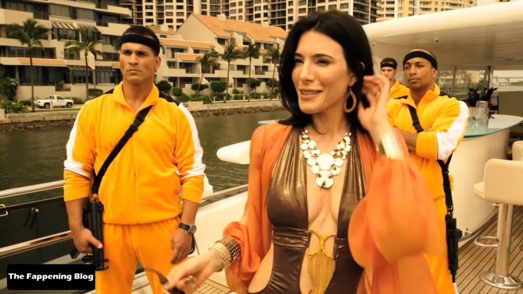 Jaime Murray Sexy – The Finder (4 Pics + Video)