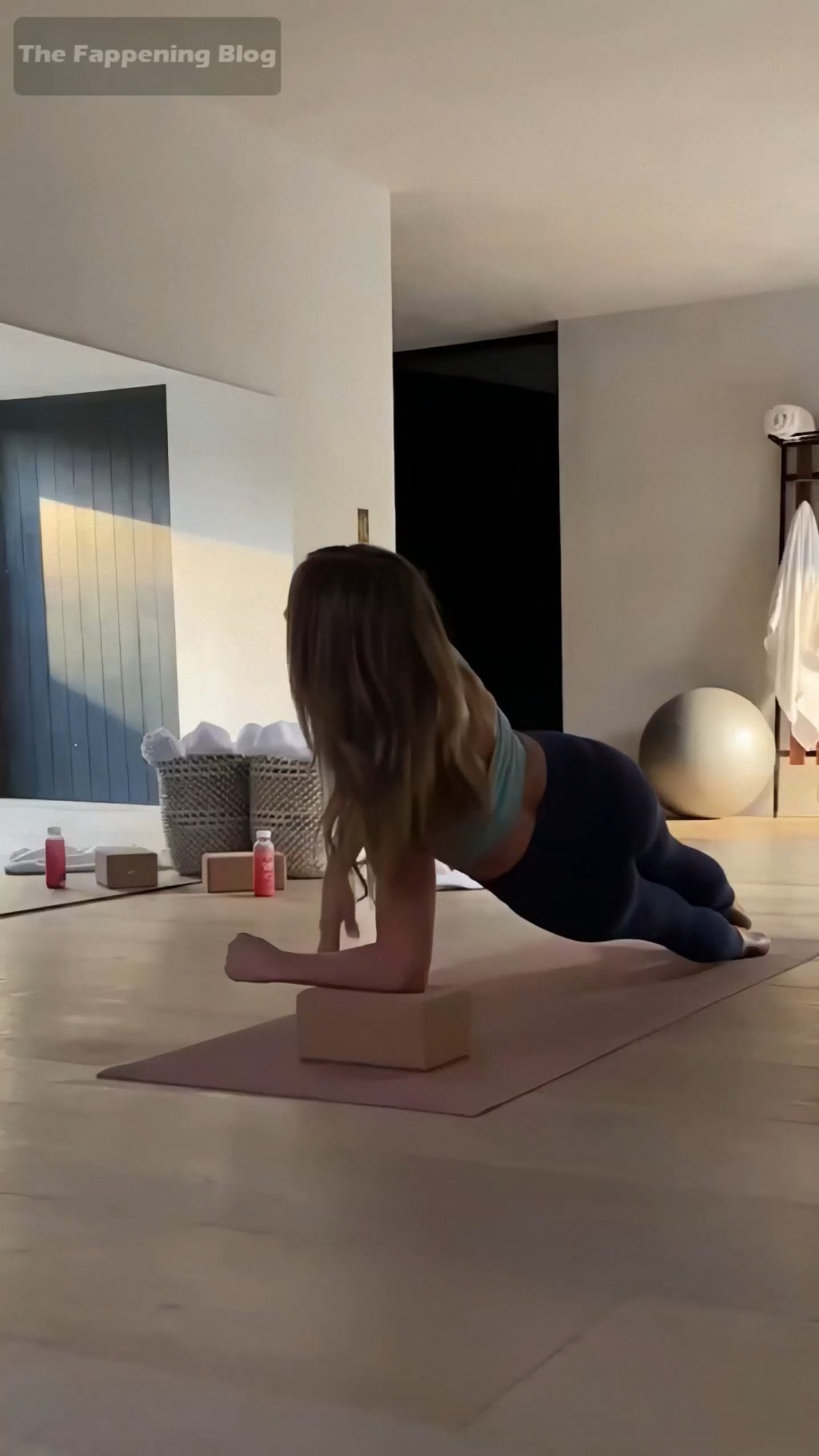 Jennifer Aniston Sexy (5 Pics + Video)