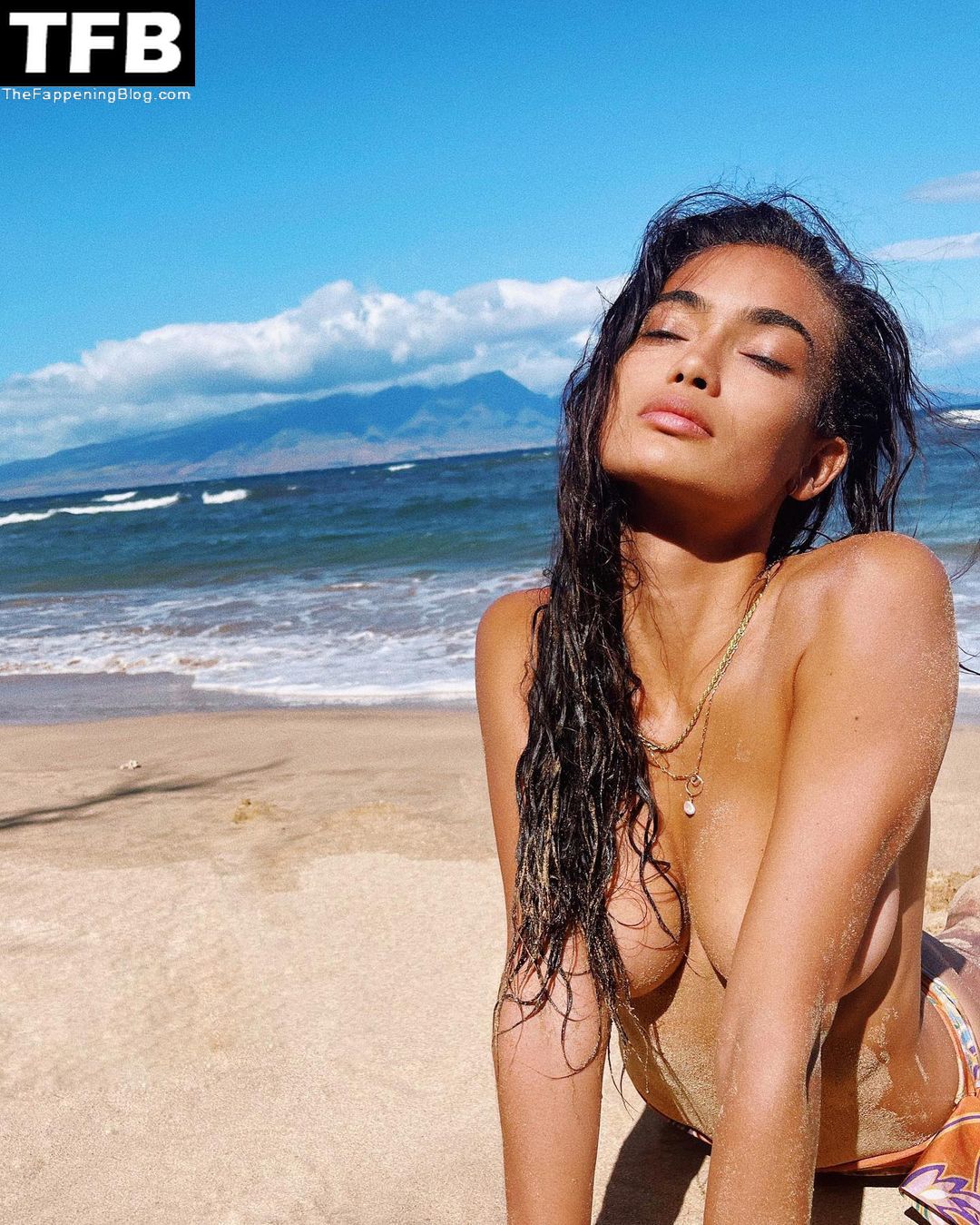 Kelly-Gale-Topless-The-Fappening-Blog-1.jpg