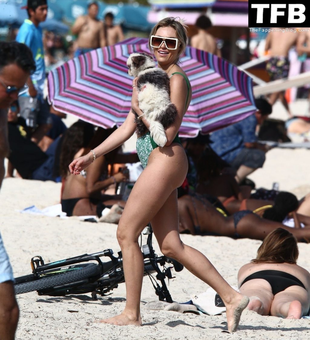 Khloe Terae Enjoys a Sunny Day with Her Family on the Beaches of Miami (43 Photos)